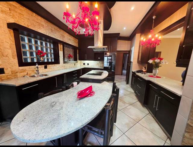 8 BEDROOM HOUSE FOR SALE IN GLEN MARAIS